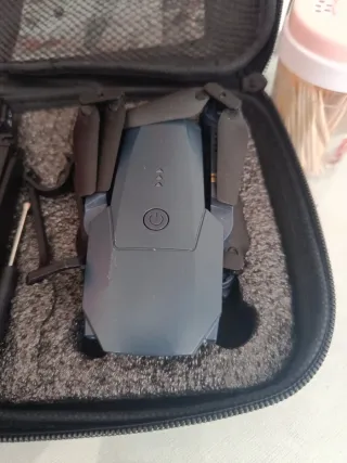 Dron plegable gris con mando