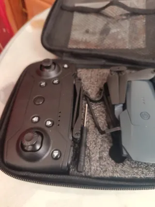 Dron plegable gris con mando