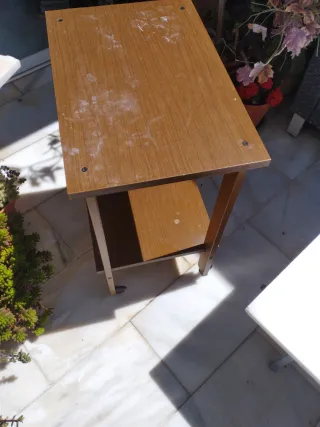 Mesa auxiliar de madera con ruedas