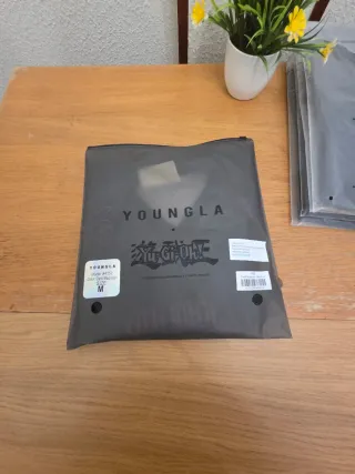 Camiseta Youngla Talla M Negra y Morada