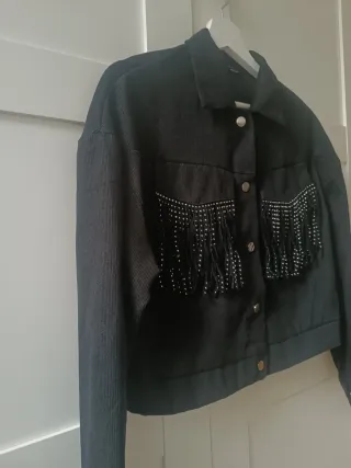 Chaqueta SHEIN negra flecos pedrería Talla XS