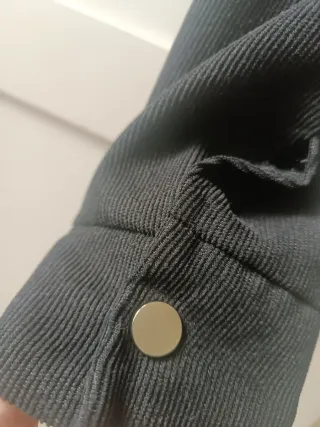 Chaqueta SHEIN negra flecos pedrería Talla XS