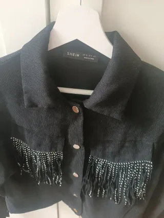 Chaqueta SHEIN negra flecos pedrería Talla XS