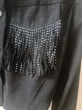 Chaqueta SHEIN negra flecos pedrería Talla XS
