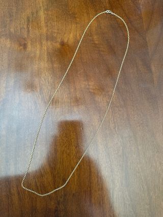 Cadena de oro larga, mide 67 cm El cierre es flojo
