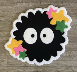 Alfombra artesanal inspirada en Susuwatari, los fa
