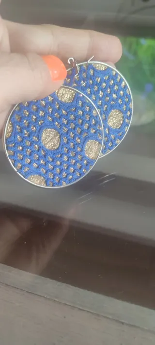 Pendientes redondos azules y dorados sin estrenar.
