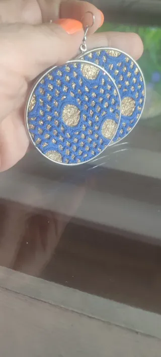 Pendientes redondos azules y dorados sin estrenar.