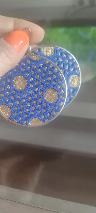 Pendientes redondos azules y dorados sin estrenar.