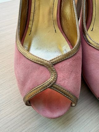 Zapatos de tacón rosa con plataforma y tira