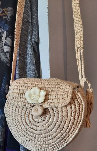 Bolso de rafia con flor