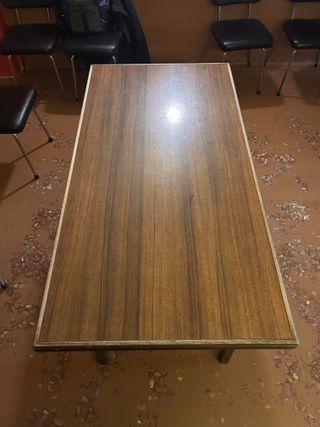 Mesa de madera marrón