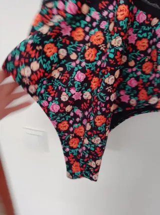 Bañador negro con estampado floral