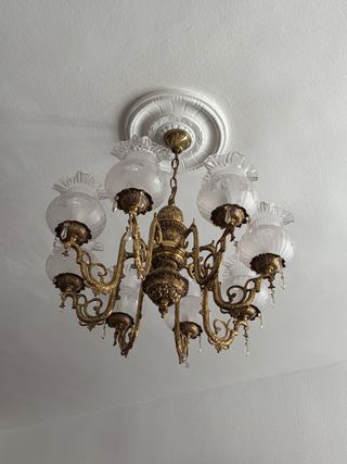 Lámpara de araña dorada de cristal