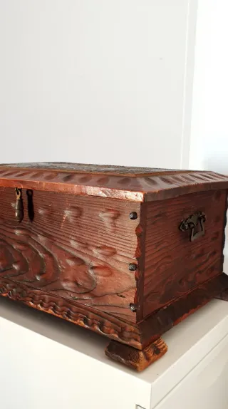 BAÚL TALLADO DE MADERA