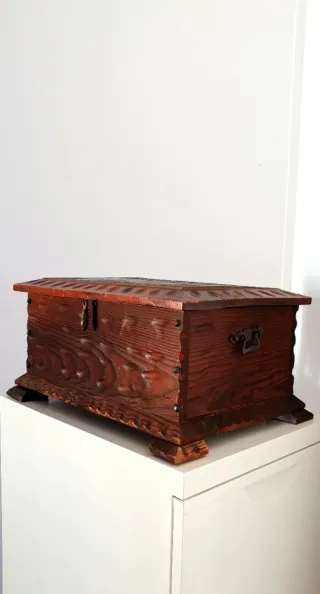 BAÚL TALLADO DE MADERA