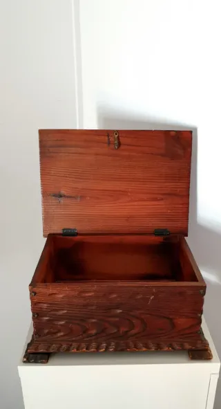 BAÚL TALLADO DE MADERA