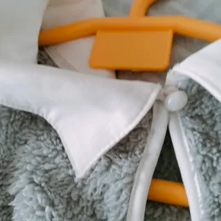 Jersey gris con bajo de camisa blanco