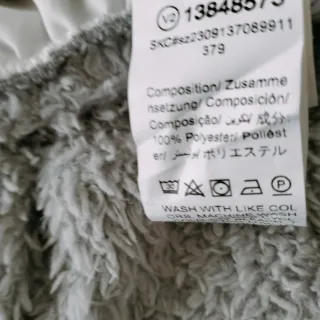 Jersey gris con bajo de camisa blanco