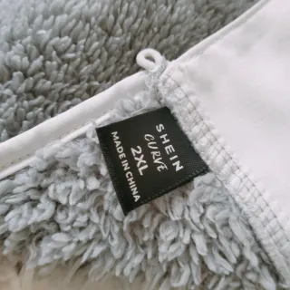 Jersey gris con bajo de camisa blanco