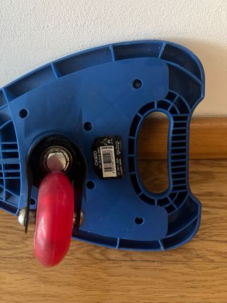 Monopatín dos ruedas con luces.Decathlon