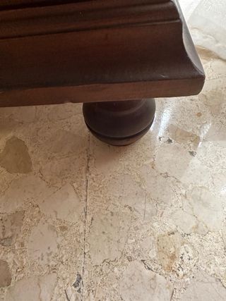 Mesita de noche de madera con cajones
