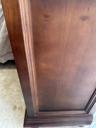 Mesita de noche de madera con cajones
