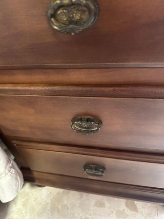 Mesita de noche de madera con cajones