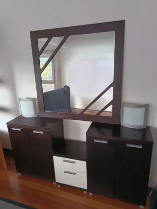 Mueble recibidor con espejo y lámparas