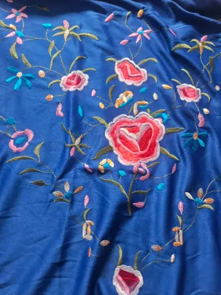 Mantoncillo Flamenco Bordado Azul y Rosa