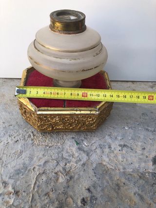 Lámpara de aceite antigua decorada