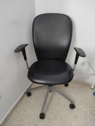 Silla de oficina negra y gris
