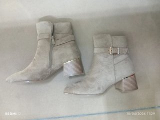 Stivali scamosciati beige con tacco