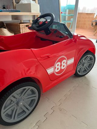 Coche eléctrico infantil rojo