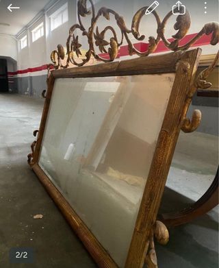 Espejo dorado con marco ornamentado