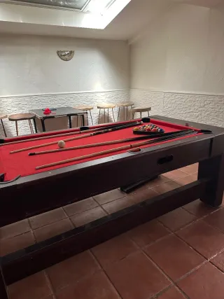 Mesa de billar con accesorios viene con 2 juegos