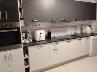 Cocina gris y blanca