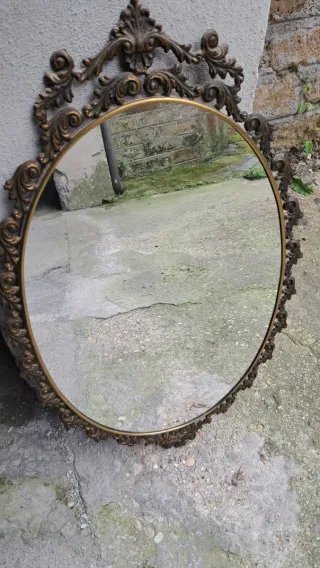 Specchio antico con cornice decorata