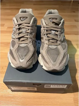 New Balance 9060 Mushroom Timberwolf Talla 40