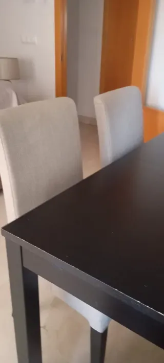 Mueble Beige y Negro y mesa con 6 sillas