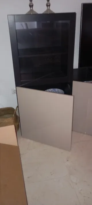 Mueble Beige y Negro y mesa con 6 sillas