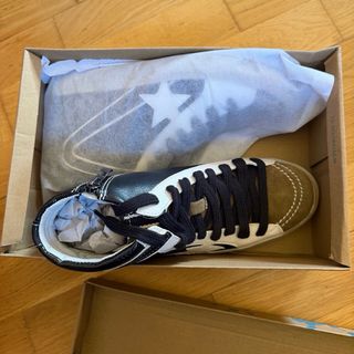 Zapatillas deportivas negras y blancas