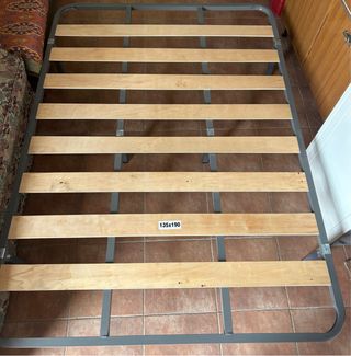 Somier con patas metálicas y lamas de madera