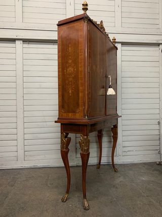 Elegante mueble bar antiguo