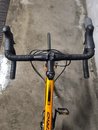 Bicicleta de carretera naranja