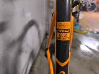 Bicicleta de carretera naranja