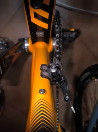 Bicicleta de carretera naranja
