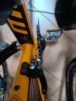 Bicicleta de carretera naranja
