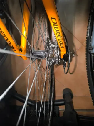 Bicicleta de carretera naranja