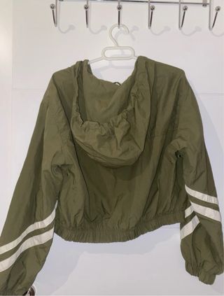 Chaqueta Bershka verde y blanca